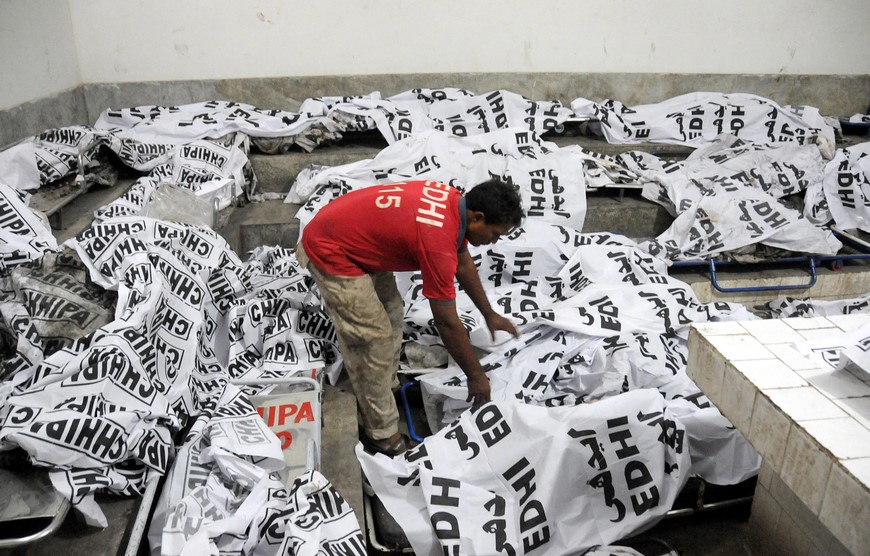 Equipos pakistaníes trabajan con las víctimas del accidente de autobús en Karachi (Pakistán). EFE EFE/