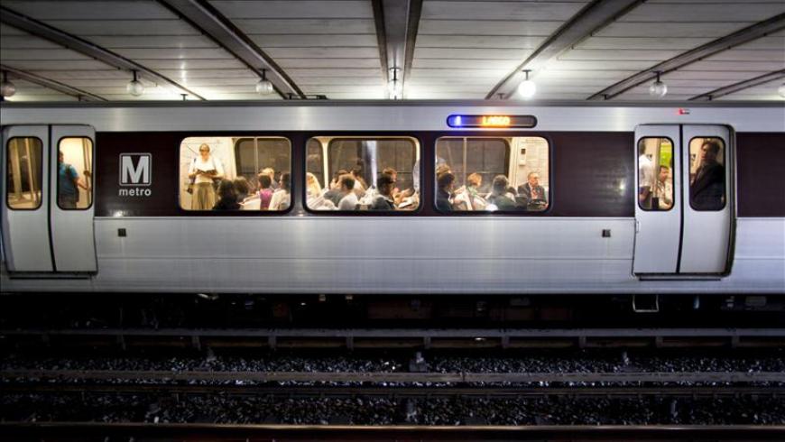 El abundante humo provocó el pánico entre los pasajeros y se ha cobrado una vida. EFE