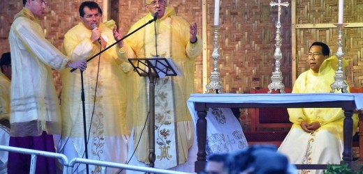 El papa afrontó la tormenta para consolar a los supervivientes del tifón Yolanda