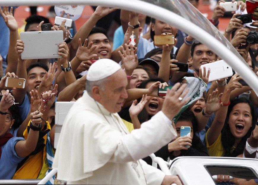 El papa Francisco este domingo ante jóvenes en la Universidad Santo Tomás de Manila. EFE