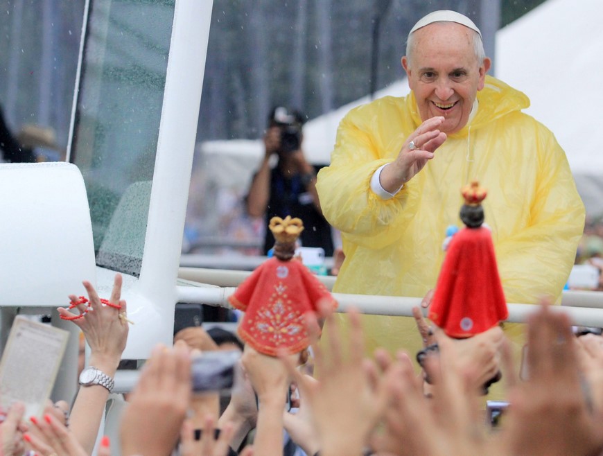 El papa Francisco criticó "los placeres efímeros" y la fascinación de "querer ser moderno como todo el mundo" durante la homilía de la misa que celebró en el parque Rizal de Manila ante varios millones de personas y bajo una incesante lluvia. EFE