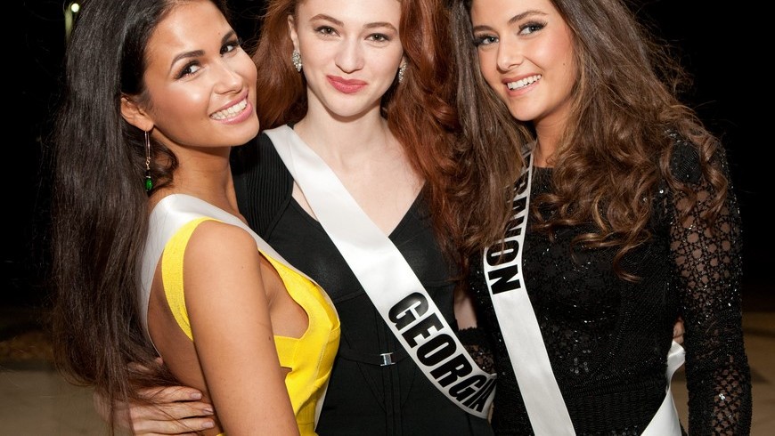 Fotografía cedida por la organización Miss Universo en la que se registró a las representantes de Bélgica, Anissa Blondin, de Georgia, Ana Zubashvili (c), y de Líbano, Saly Greige (d), en Miami, (Florida, EE.UU.). EFE