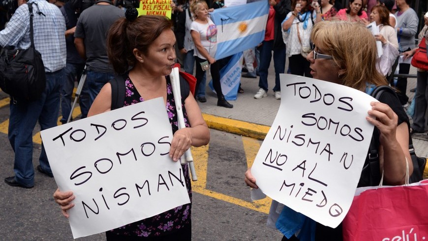 Manifestantes opositores participan en una protesta por la muerte del fiscal Alberto Nisman, este 19 de enero de 2015, en las afueras de la sede del Congreso, en Buenos Aires (Argentina). EFE