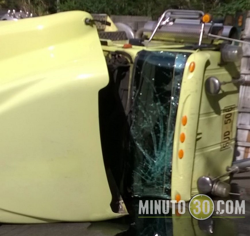 Volcado terminó un tractocamión al que se le estalló una llanta en el Suroeste de Antioquia 12 ACCIDENTE LA PINTADA (2)