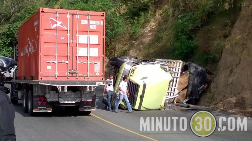 Volcado terminó un tractocamión al que se le estalló una llanta en el Suroeste de Antioquia 13 ACCIDENTE LA PINTADA (3)