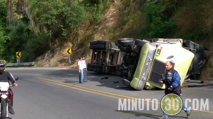 Volcado terminó un tractocamión al que se le estalló una llanta en el Suroeste de Antioquia 14 ACCIDENTE LA PINTADA (4)