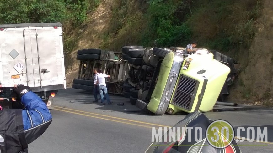Volcado terminó un tractocamión al que se le estalló una llanta en el Suroeste de Antioquia 15 ACCIDENTE LA PINTADA (5)