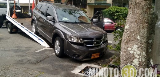 En aparente estado de alicoramiento, mayor de la Policía chocó su camioneta contra un poste