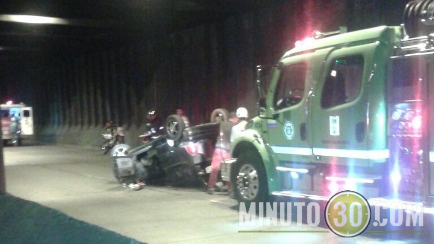 Volcamiento en el deprimido de la avenida Oriental.