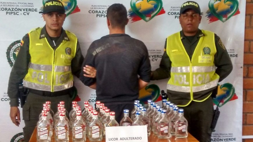 Lo capturaron con 49 medias de aguardiente adulterado 2 Foto: Policía Antioquia