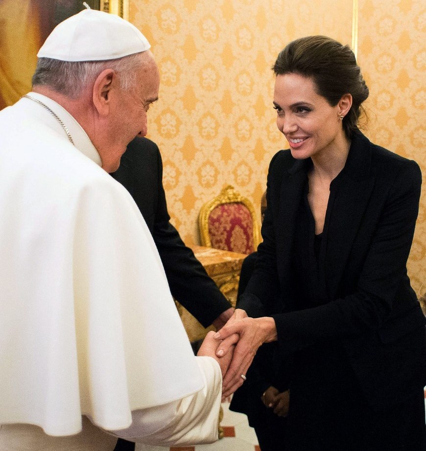 Angelina Jolie y papa Francisco 1