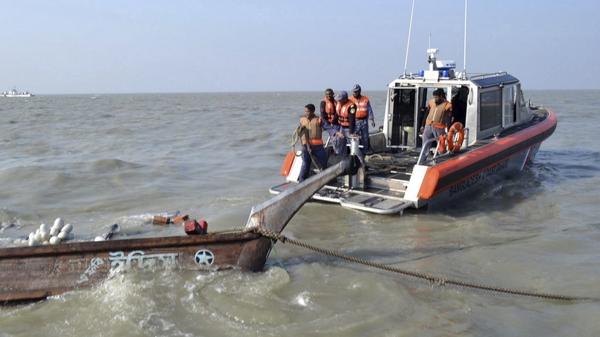 Barco hundido en el sur de Bangladesh