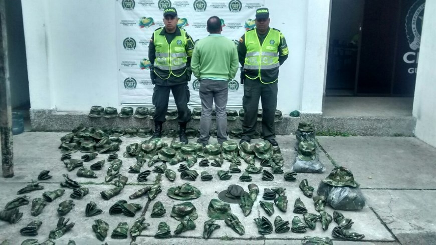 Capturado por llevar 221 prendas de uso privativo de las FF. MM en un bus 2 Foto: Policía Antioquia