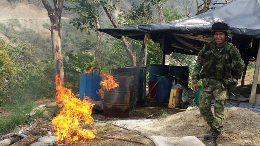 Ejército destruyó un laboratorio de las Farc y capturó a 4 miembros de las redes de apoyo en Briceño 4 Laboratorio destruido en Briceño. Foto: Ejército
