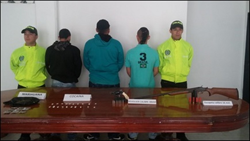 La lucha contra el microtráfico dejó tres personas capturadas en Ciudad Bolívar 2 Foto: Policía Antioquia