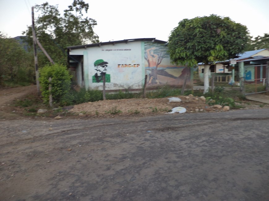 Los murales con las imágenes de los terroristas alias Jacobo Arenas y Manuel Marulanda,