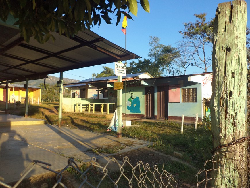 Los dos murales con las imágenes de los terroristas alias Jacobo Arenas y Manuel Marulanda,