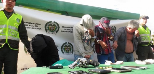 A “los pingos” los capturaron cuando huían con el botín de un fleteo. Video