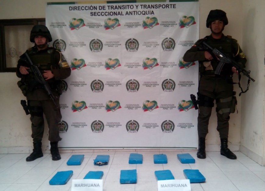 En Yarumal incautaron 5 kilos de marihuana y 300 camisetas con logos de la Policía 2 Foto: Policía Antioquia