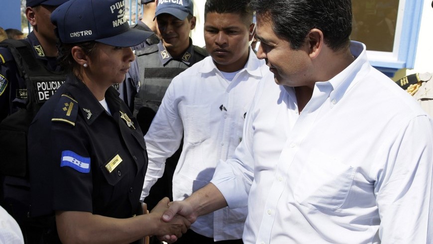 Fotografía cedida por Casa Presidencial Hondureña donde se ve al presidente Honduras, Juan Orlando Hernández (d), saludando a una oficial de policía en la inauguración de una jefatura policial este 8 de enero de 2015, en un barrio marginal de Tegucigalpa (Honduras). EFE