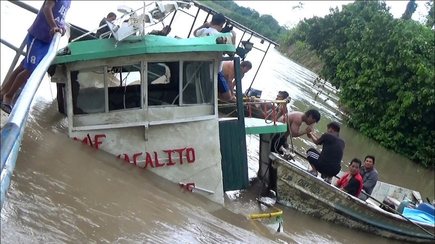 REANUDAN LA BÚSQUEDA DE CUATRO DESAPARECIDOS EN NAUFRAGIO EN LA SELVA PERUANA