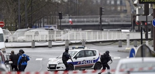 Al menos cinco personas han muerto en el secuestro del supermercado de París