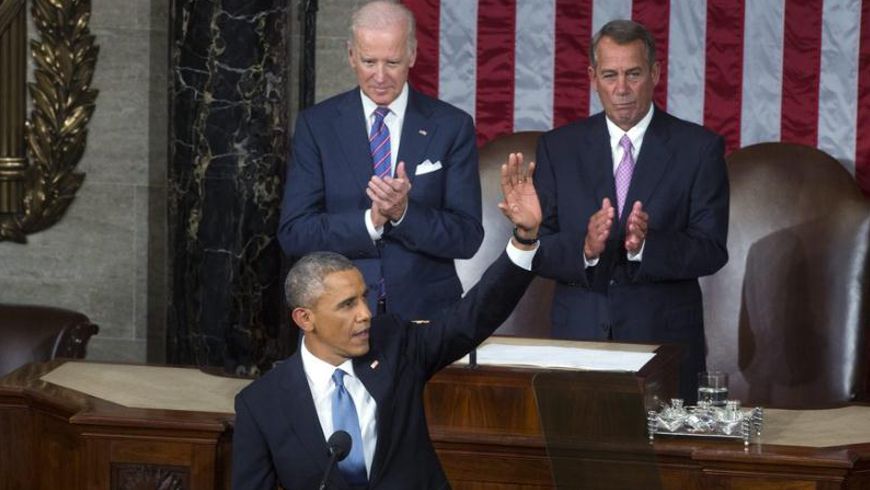El presidente estadounidense, Barack Obama, acompañado del vicepresidente Joseph Biden (i) y del presidente de la Cámara de Representantes, John Boehner (d), presenta su discurso sobre el Estado de la Unión en la Cámara de Representantes de los Estados Unidos en el Capitolio en Washington (EE.UU.). EFE