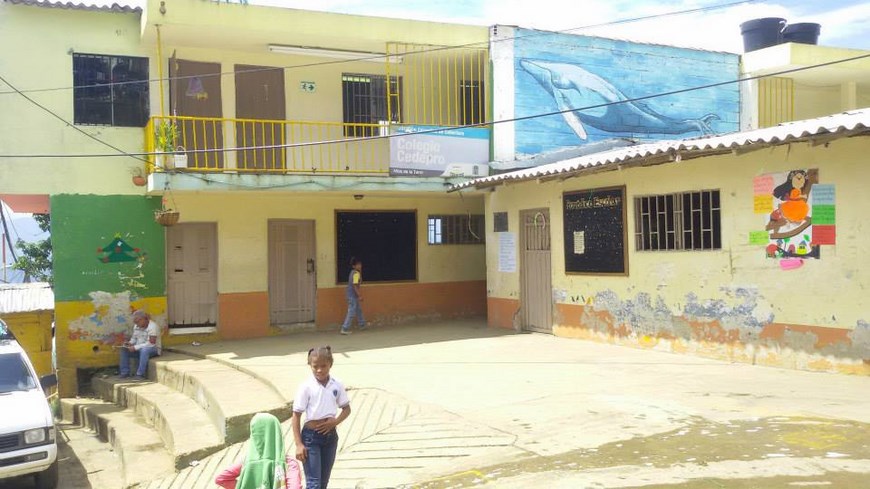 Fachada del Colegio Cedepro en el barrio Altos de la Torre en Medellín