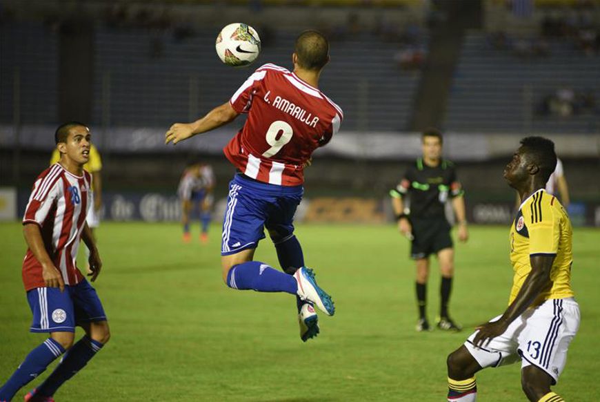 Sudamericano Sub20: Discreto desempeño de Paraguay y Colombia 2 El jugador Luis Amarilla (c) de Paraguay en acción ante Enrique Araújo (i), y Davinson Sánchez (d) de Colombia durante un partido del hexagonal final del Sudamericano Sub 20. EFE