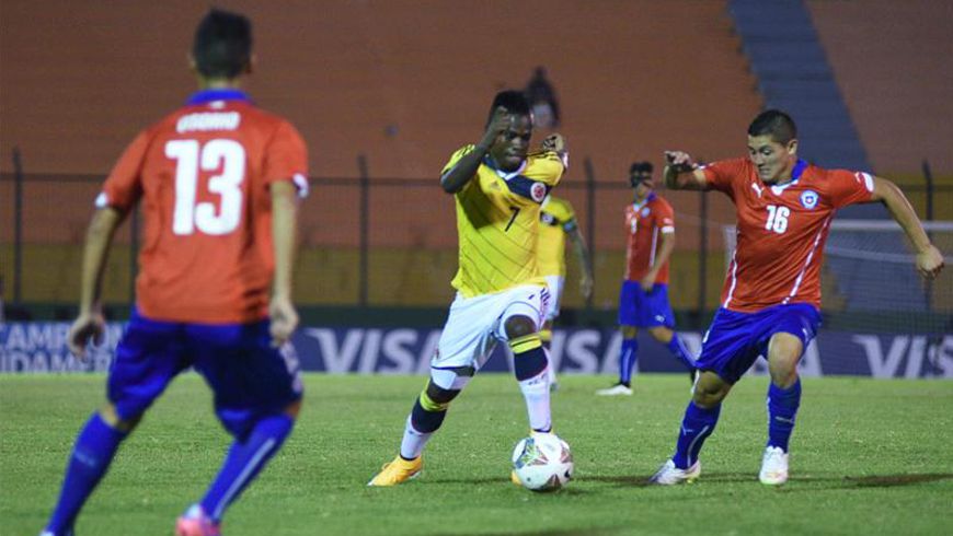 Colombia liquida con buen fútbol y 3 goles a Chile, en el Sudamericano Sub'20 2 Deinner Quiñones (c), de Colombia, fue registrado al disputar un balón con Juan Fuentes (d), de Chile. EFE