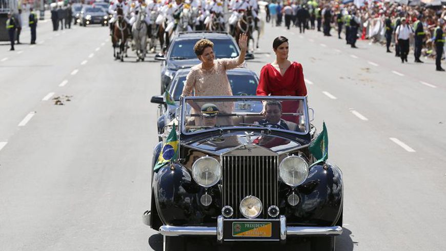 La presidenta brasileña, Dilma Rousseff (i), junto a su hija, Paula (d), saluda a bordo de un Rolls Royce, este 1 de enero. EFE