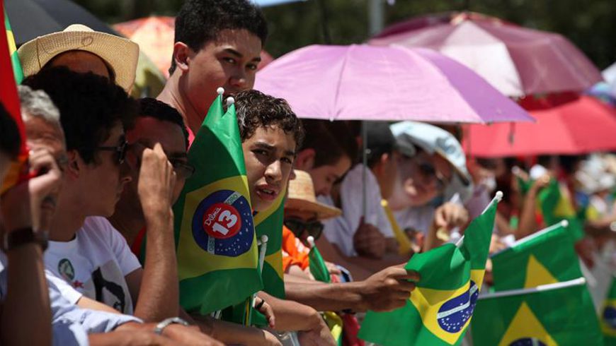 Una multitud aguarda el inicio de la ceremonia de la toma de posesión del segundo mandato de la presidenta Dilma Rousseff. EFE