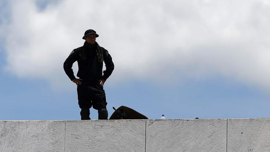 Miembros de un equipo de seguridad vigilan antes de la ceremonia de la toma de posesión del segundo mandato de la presidenta Dilma Rousseff. EFE