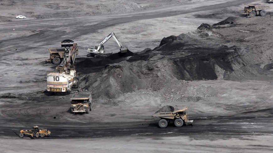 Vista de la maquinaria durante la extracción de carbón en la mina de El Cerrejón (Colombia). EFE/Archivo