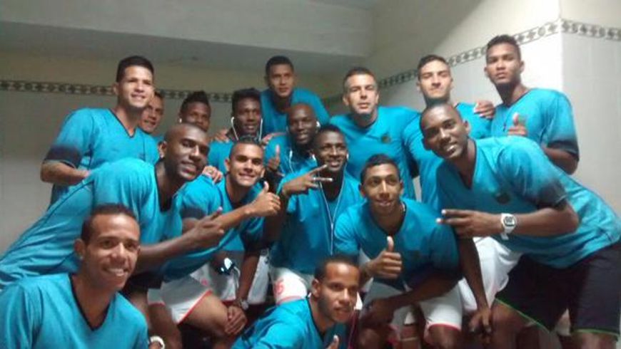 Plantel de Enviga, minutos antes de empezar la Liga Aguila I 2015. Foto Envigado FC