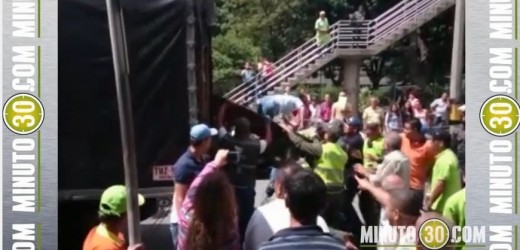 VIDEO: Mujer sufrió una caída tratando de evitar que se le llevaran una carreta durante operativo de Espacio Público