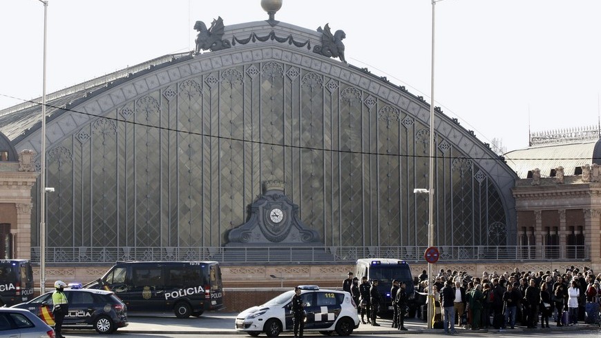 La Policía desalojó ayer la estación de Atocha (Madrid) después de que un hombre amenazara con suicidarse dentro de un tren con explosivos. EFE