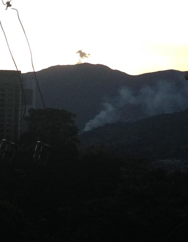 Incendio por los alrededores del itagui en la montaña visible desde el poblado. Foto @mariocuartas