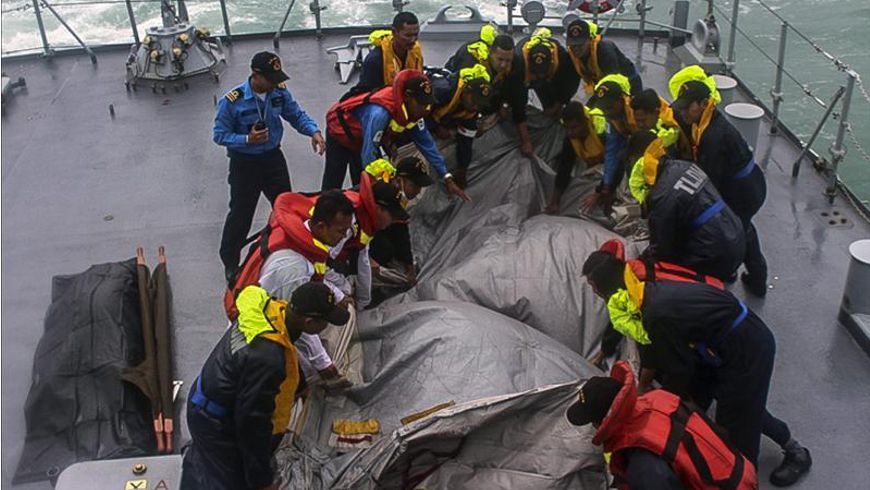 Fotografía facilitada por la Armada de Malasia que muestra a miembros del buque de la Armada Malasia "Lekir" recuperando una pieza del Airbus 320-200 de AirAsia. EFE