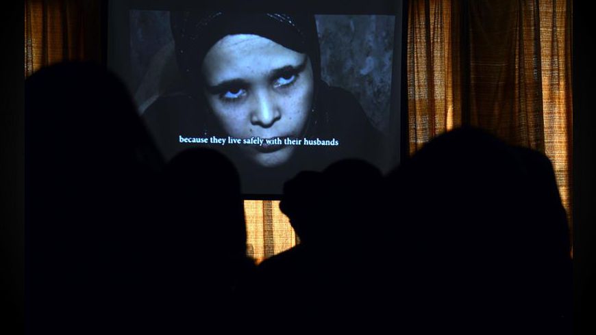 Imagen de una pantalla en la que se observa a una presunta víctima del matrimonio infantil, durante un seminario celebrado en Saná (Yemen). EFE