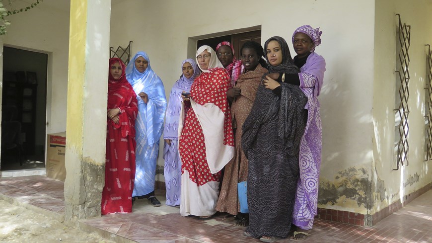 La presidenta de la Asociación de Mujeres Cabeza de Familia (AMCF), Aminetu Mint Moctar (5d), histórica activista pro derechos humanos, posa con su equipo de trabajo en Mauritania.