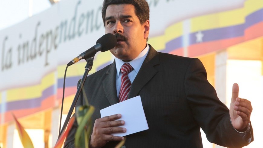 Fotografía cedida por prensa de Miraflores donde se observa al presidente venezolano Nicolás Maduro durante un acto de graduación de los oficiales de tropa y asimilados de la Fuerzas Armadas Nacionales Bolivarianas (FANB), este 27 de enero, en Caracas, Venezuela. EFE