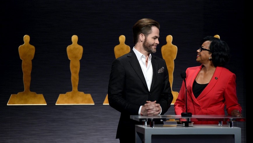 El actor Chris Pine (i) y la presidenta de la Academia de Hollywood, Cheryl Boone Isaacs, durante el anuncio de los candidatos a los Óscar celebrado en Beverly Hills, California (Estados Unidos), hoy, jueves 15 de enero de 2015. EFE