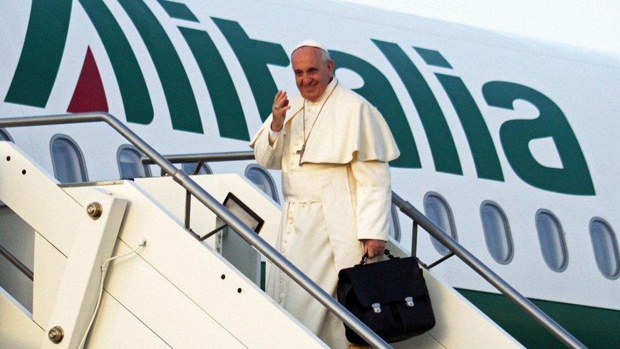 El papa Francisco se despide antes de subirse a un avión en el aeropuerto Fiumicino de Roma (Italia). EFE/Archivo