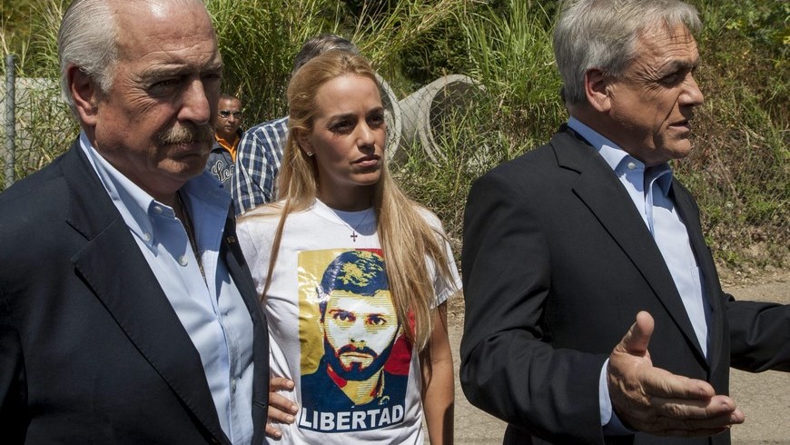 El expresidente de Colombia Andrés Pastrana (i), el de Chile Sebastián Piñera (d) y la esposa del dirigente opositor Leopoldo López, Lilian Tintori (c), ofrecen una rueda de prensa luego de que no les permitieran ingresar a la cárcel militar de Ramo Verde, este 25 de enero de 2015, en las afueras de Caracas (Venezuela). EFE