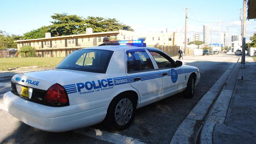 Ocupantes de un vehículo blanco dispararon contra efectivos de la policía de Miramar. EFE