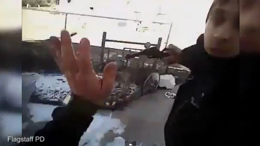 el sospechoso sacó un revólver calibre 22 y le disparó cinco veces en la cabeza al policía. Captura de pantalla