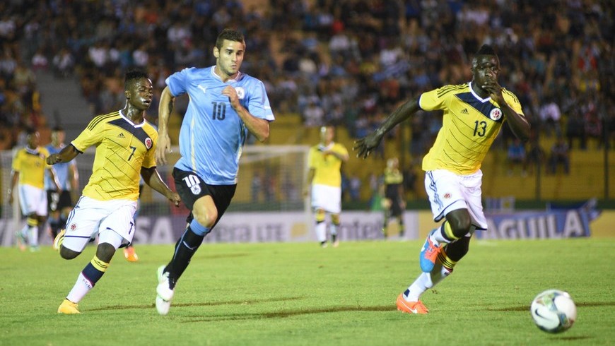 Sudamericano Sub'20: Brasil y Uruguay dejan tarjeta de presentación a chilenos y colombianos 2 Deinner Quiñones Quiñones (i) y Davinson Sánchez Mina (d) de Colombia ante Gastón Pereiro (c) de Uruguay, durante un partido del Campeonato Sudamericano Sub'20 en el estadio Domingo Burgueño Miguel de Maldonado (Uruguay). EFE