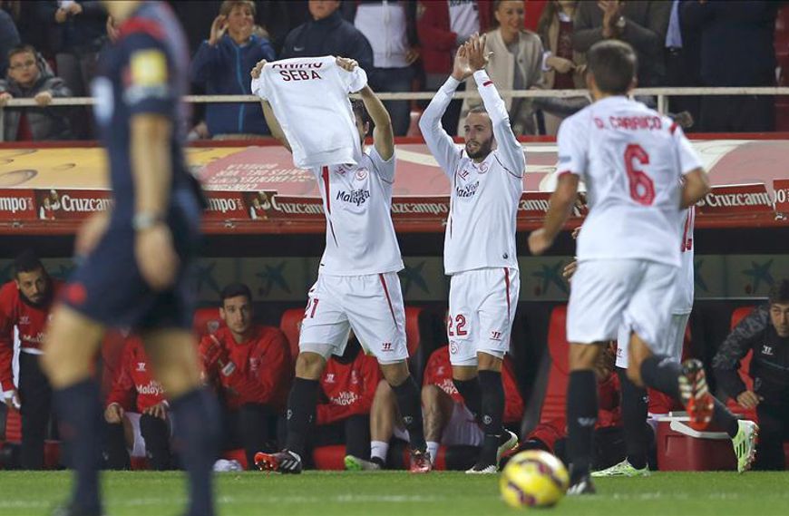 Nico Pareja (c),del Sevilla, muestra una camiseta de apoyo mientras celebran ante el banquillo el primer gol ante el Celta. EFE