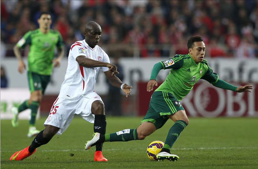 El defensa del Celta Carles Planas (i) comete falta sobre el centrocampista del Sevilla Denis Suárez (d). EFE